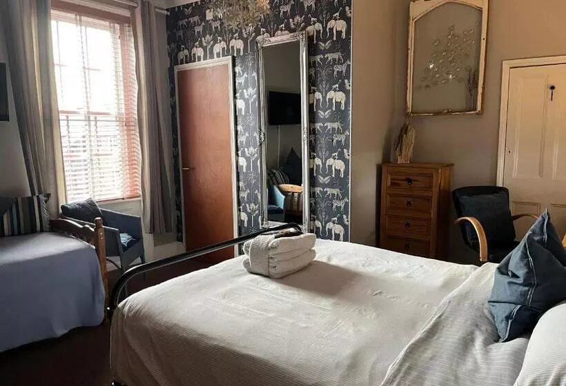 Majatalo Kelston Guest House