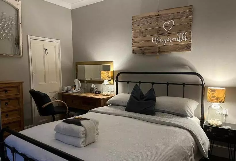 Majatalo Kelston Guest House