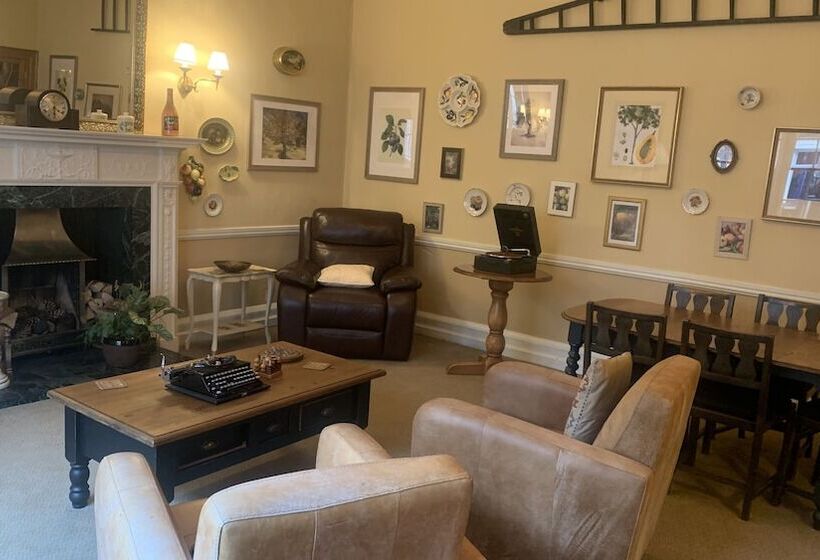 بنسيون Orchard Club   Newton House