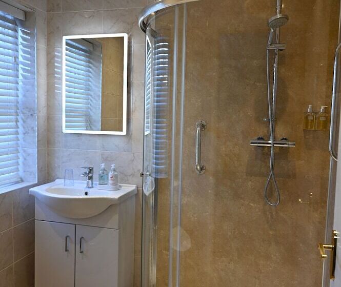 بنسيون Orchard Club   Newton House