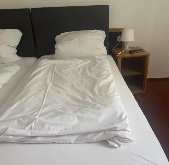 Hotelli Zum Taunus