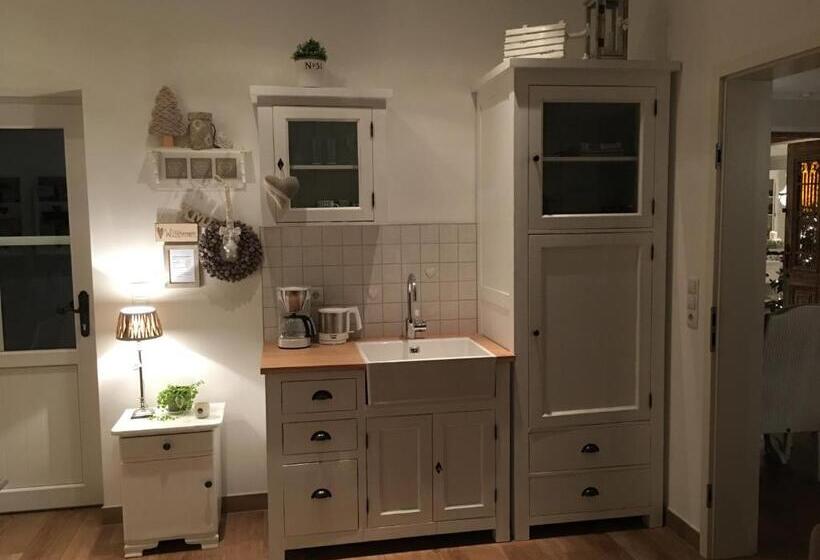 بنسيون White Cottage Garden