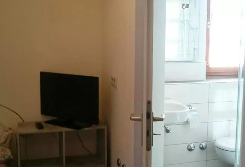 Pension Ins Fischernetz  Mäntele