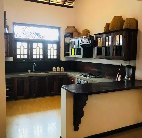 پانسیون Neli Guests House