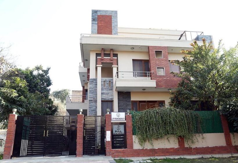 Hotelli J P Residency