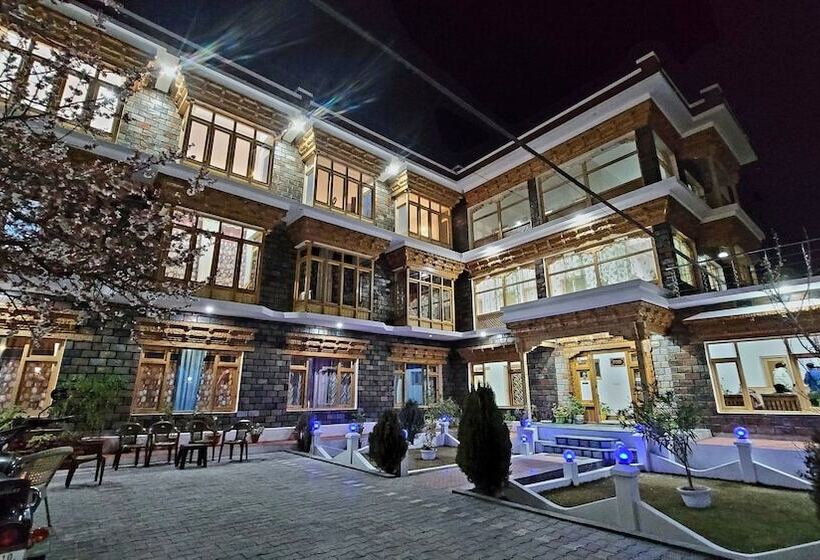 Отель Jeevanam Villa