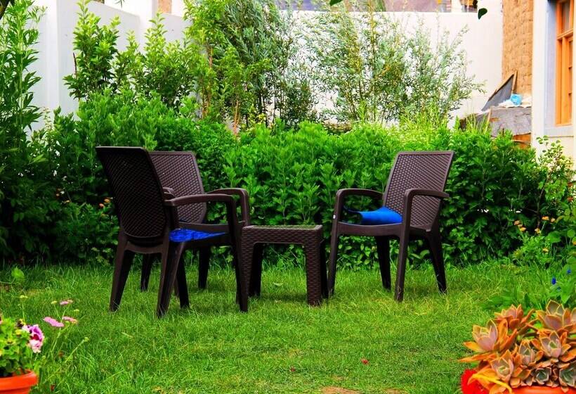 Отель Jeevanam Villa