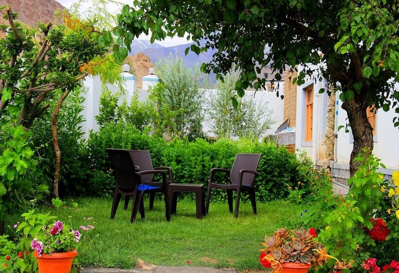 Отель Jeevanam Villa