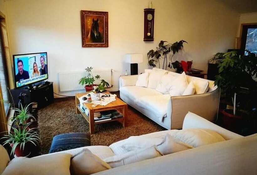 پانسیون Hostal Akainij