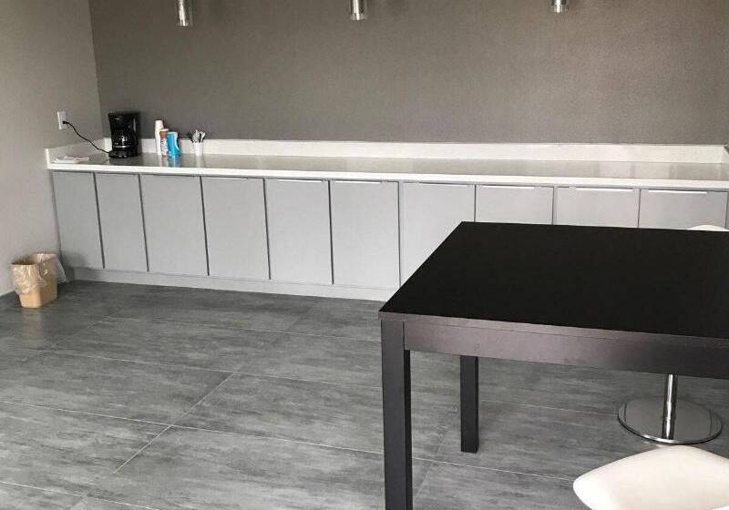 הוסטל Crystal Inn Sugarland