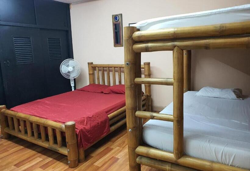 Pension (Hôtel basse catégorie) Santiago Dc Hostal