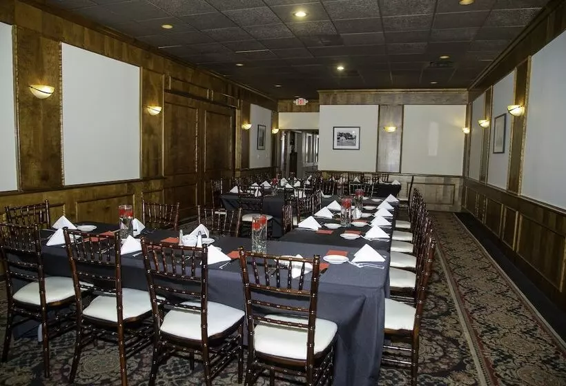 Hotelli The Stables Inn & Suites