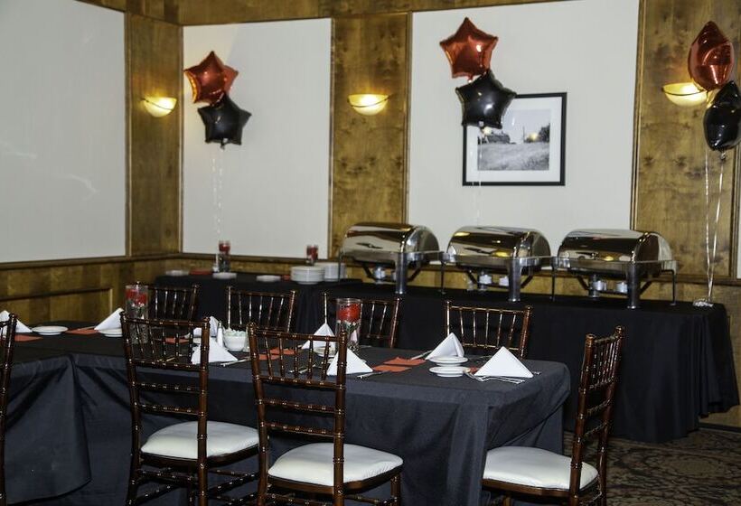 فندق The Stables Inn & Suites