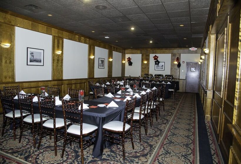 فندق The Stables Inn & Suites