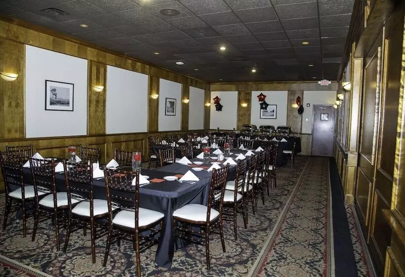 Hotelli The Stables Inn & Suites