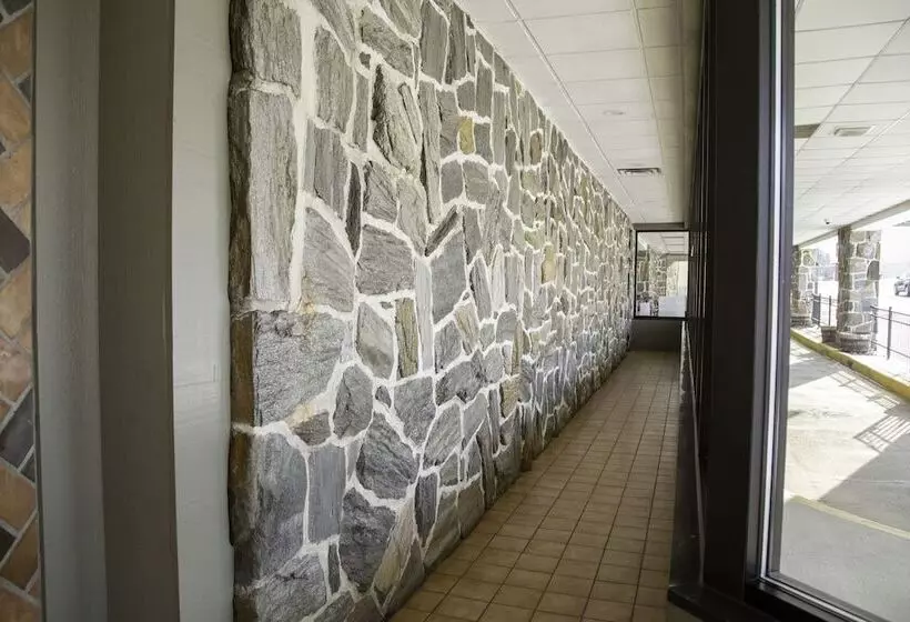 Hotelli The Stables Inn & Suites