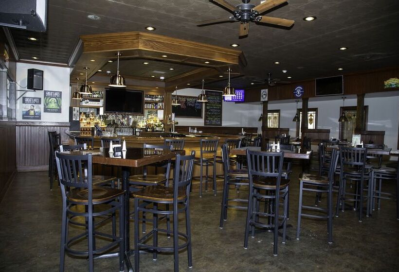 فندق The Stables Inn & Suites