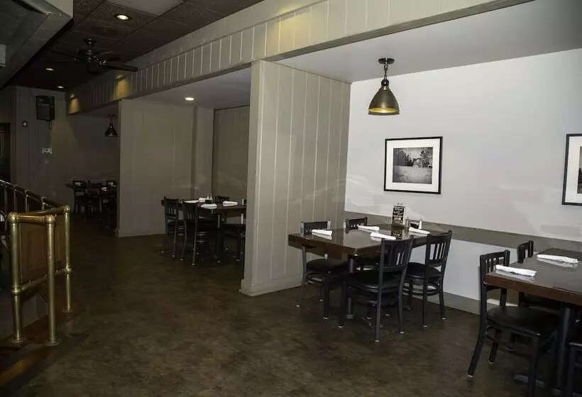 Hotelli The Stables Inn & Suites