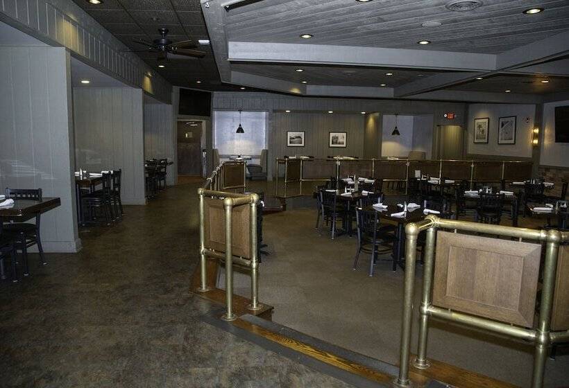 فندق The Stables Inn & Suites