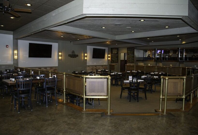 فندق The Stables Inn & Suites