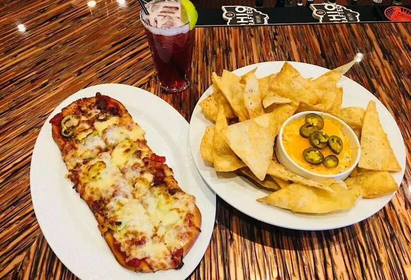 Hotelli The Stables Inn & Suites