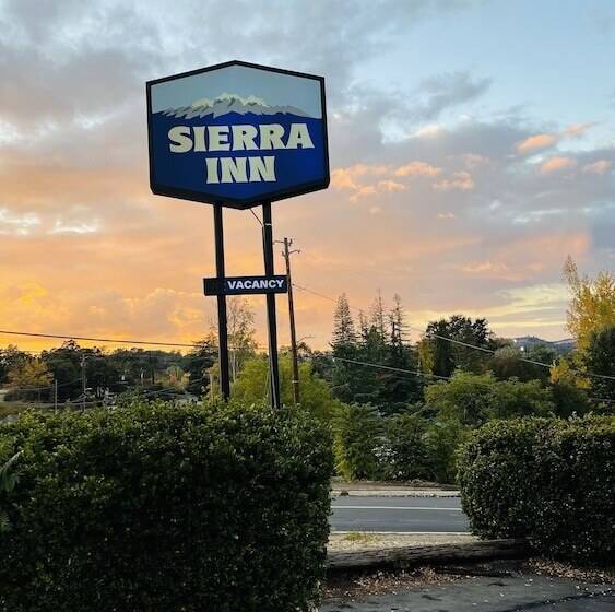 فندق على الطريق Sierra Inn