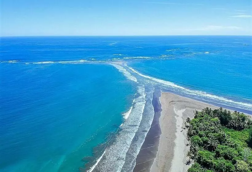 تختخواب و صبحانه Nature's Edge Boutique