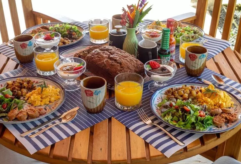تختخواب و صبحانه Nature's Edge Boutique
