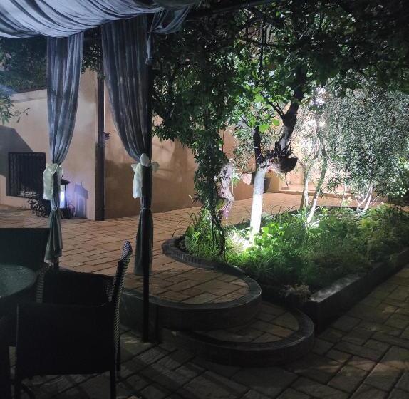 پانسیون Guest House Adriya