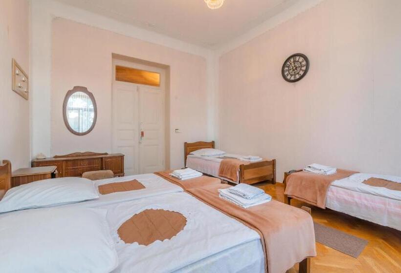 پانسیون Anna's Guest House