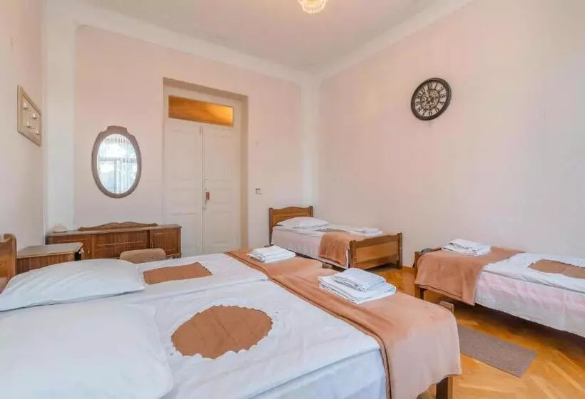 پانسیون Anna's Guest House