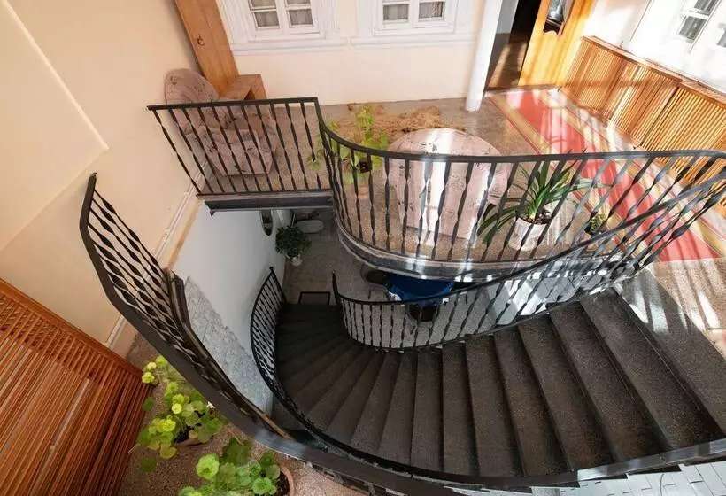 پانسیون Anna's Guest House