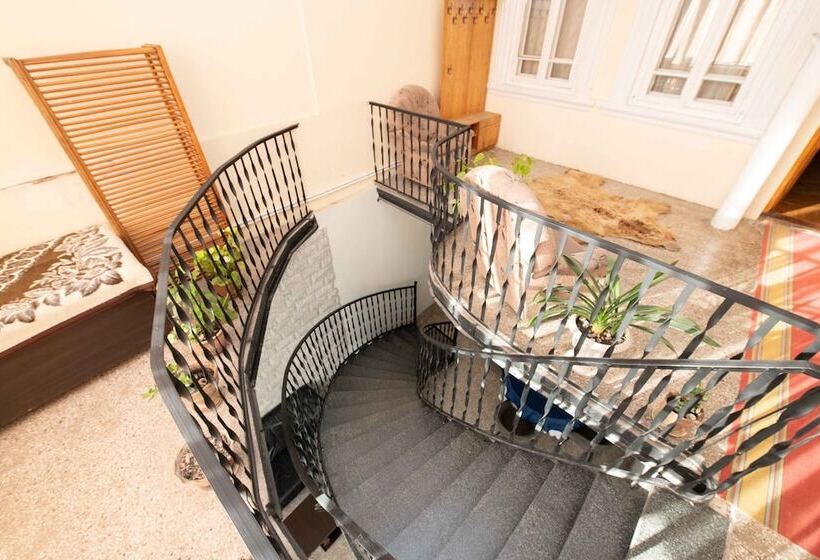 پانسیون Anna's Guest House