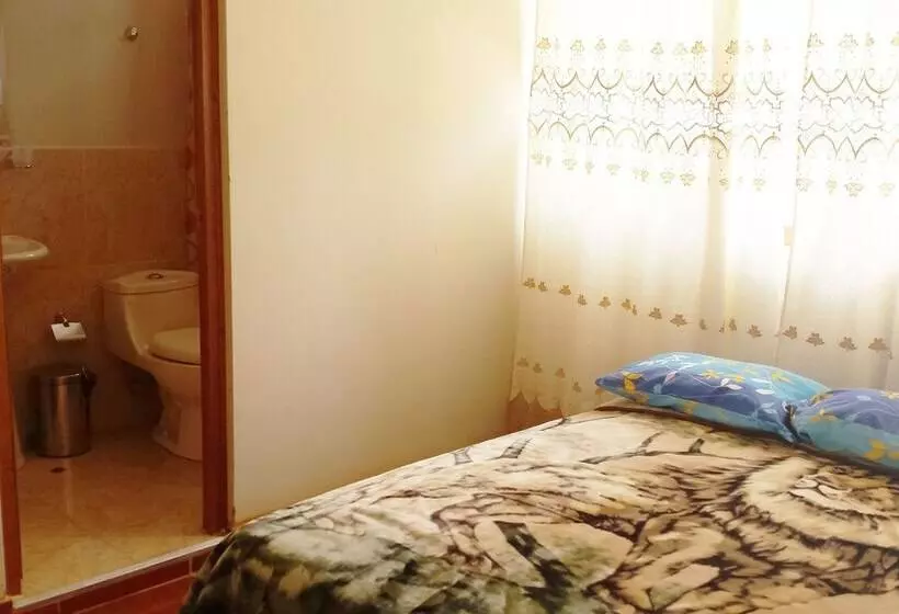 ユースホステル Hostal Rosales