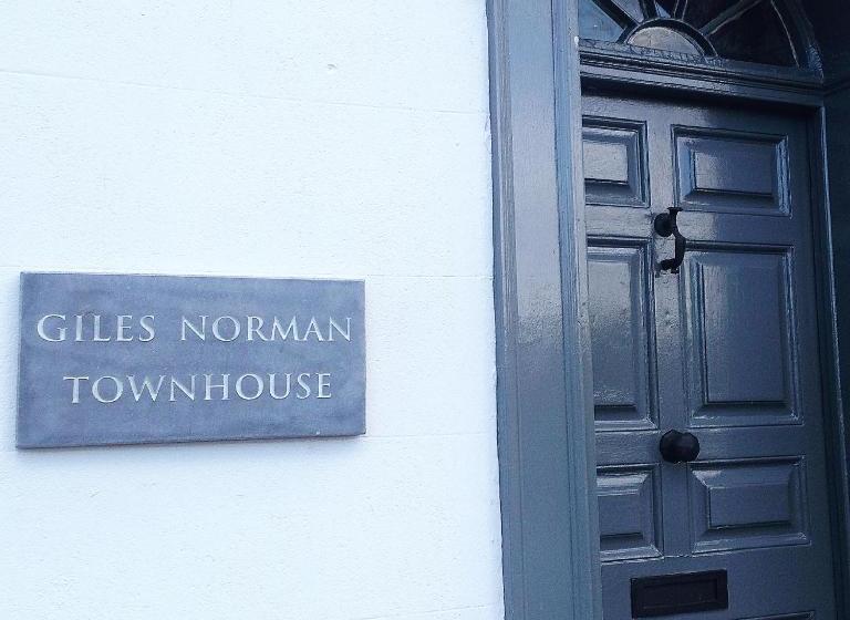 פנסיון Giles Norman Gallery & Townhouse