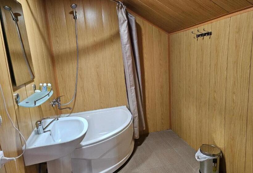 بنسيون Guest House Rohat Lux