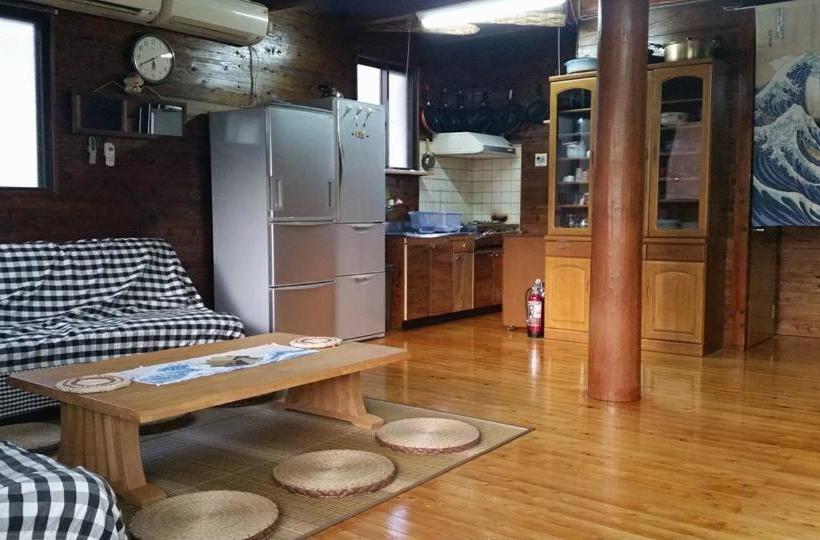 Pensió Tropical Surf House Okinawa