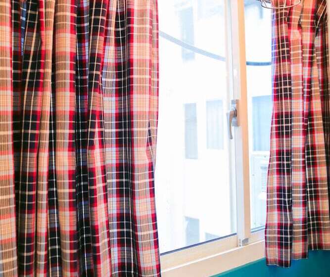 هاستل Long House