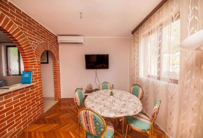 پانسیون Alex Guesthouse