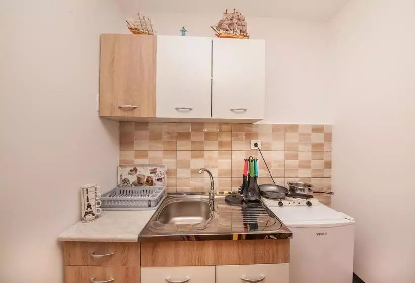 پانسیون Alex Guesthouse