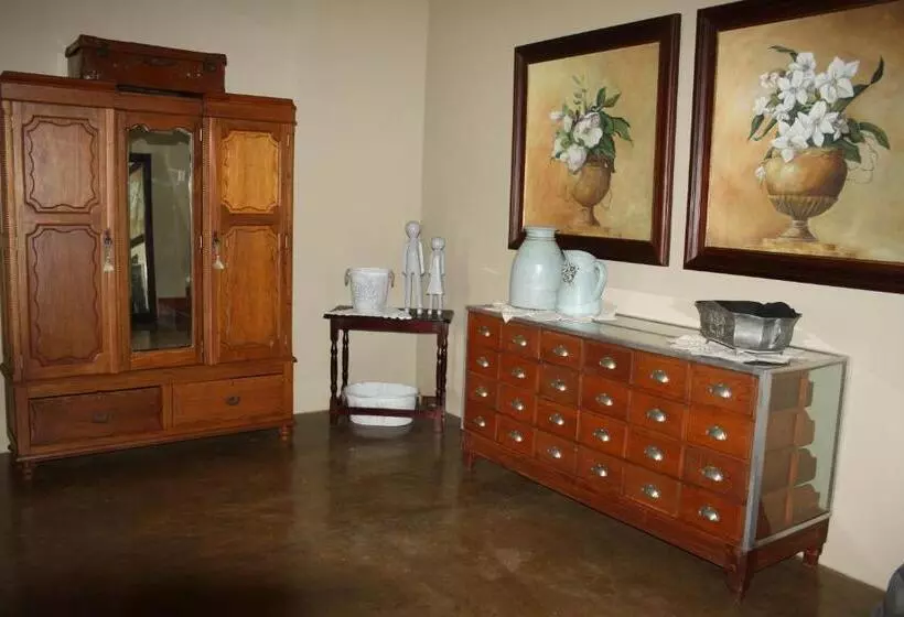 پانسیون Jelani Guest House