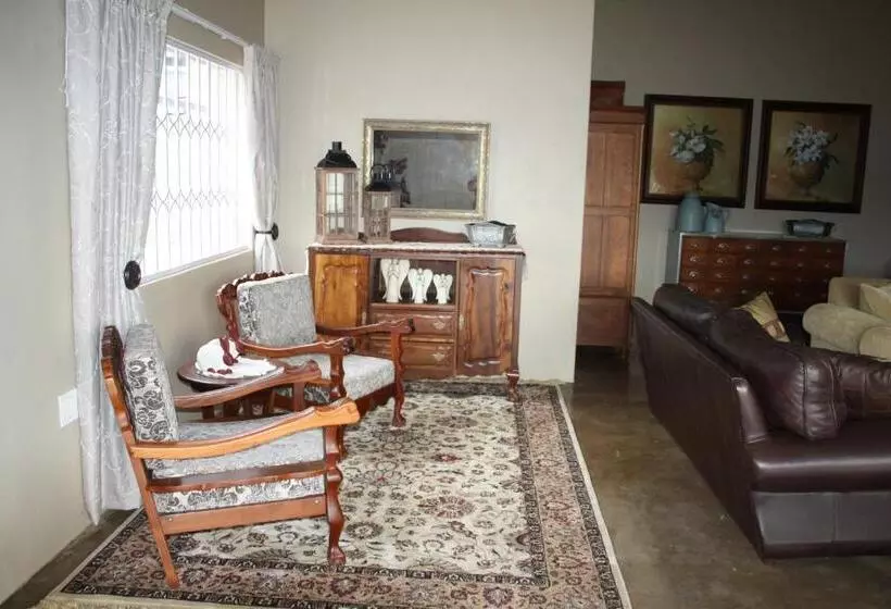 پانسیون Jelani Guest House