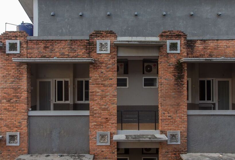 Panzió Oyo 645 Griya Mas Syariah