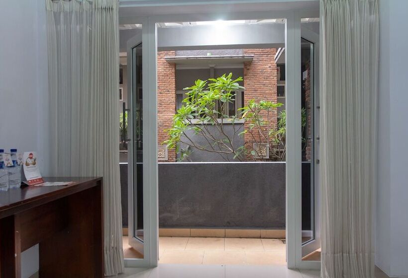 Panzió Oyo 645 Griya Mas Syariah