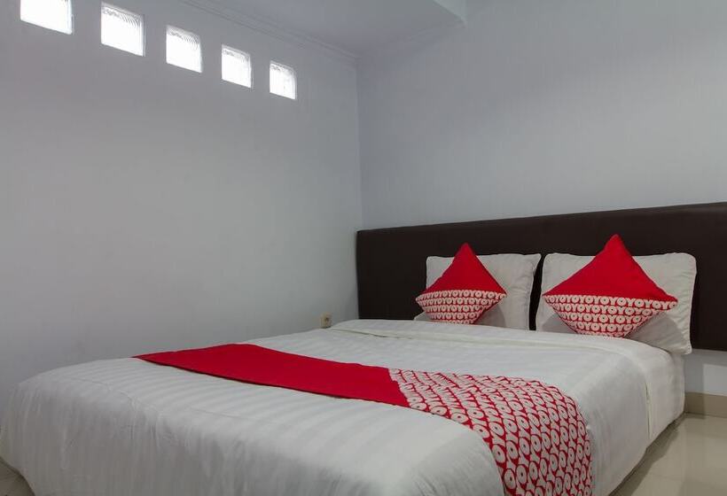 Panzió Oyo 645 Griya Mas Syariah