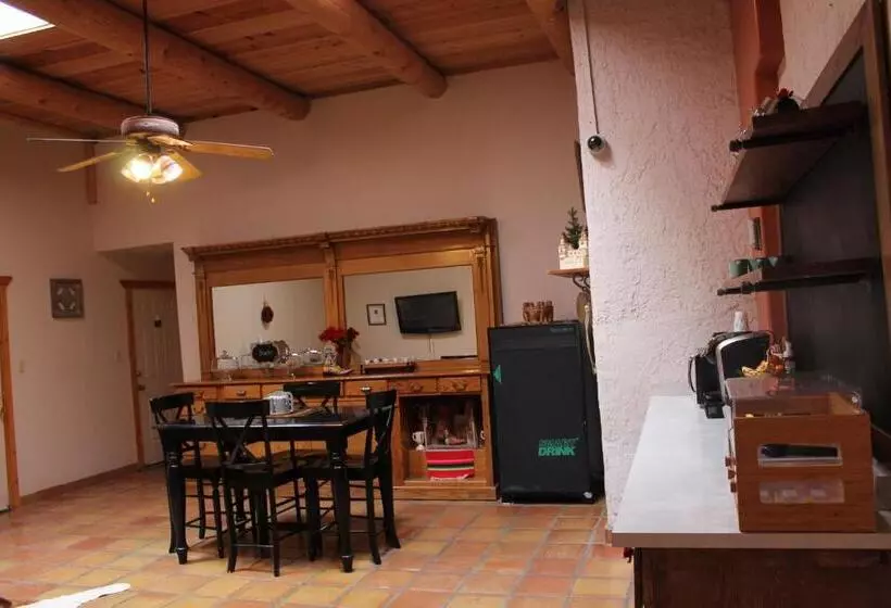 Retkeilymaja Adobe Rose Boutique Inn