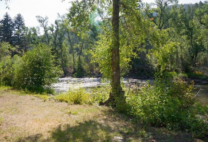 Общежитие Four Seasons Lodge