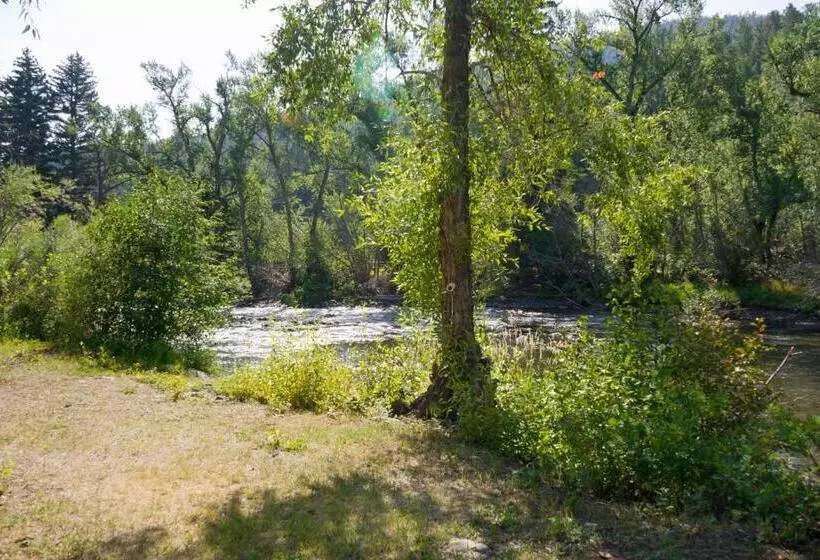 Retkeilymaja Four Seasons Lodge