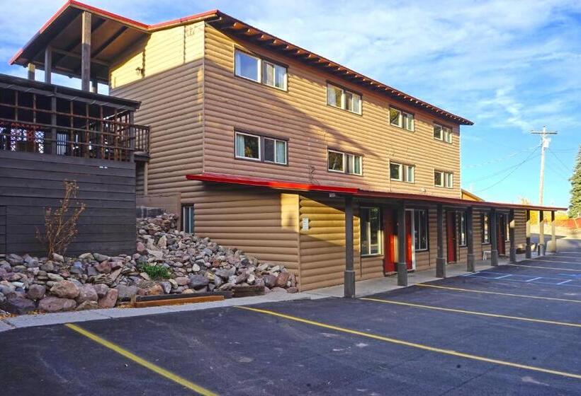 Общежитие Four Seasons Lodge