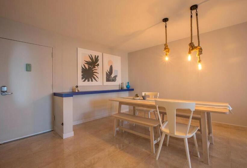 Ocean View Deluxe Suite: Pvt. Beach & Pool